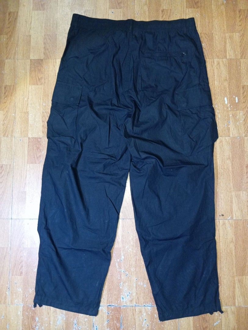 Uniqlo Wide Fit Cargo Pants (Category: Jeans) located in Sibalom. Submitted by jm.thrift07 (Listing ID 1468313241, Image 3). Description: EXCELLENT CONDITION 💯 SIZE:XL DIMES:38×44.