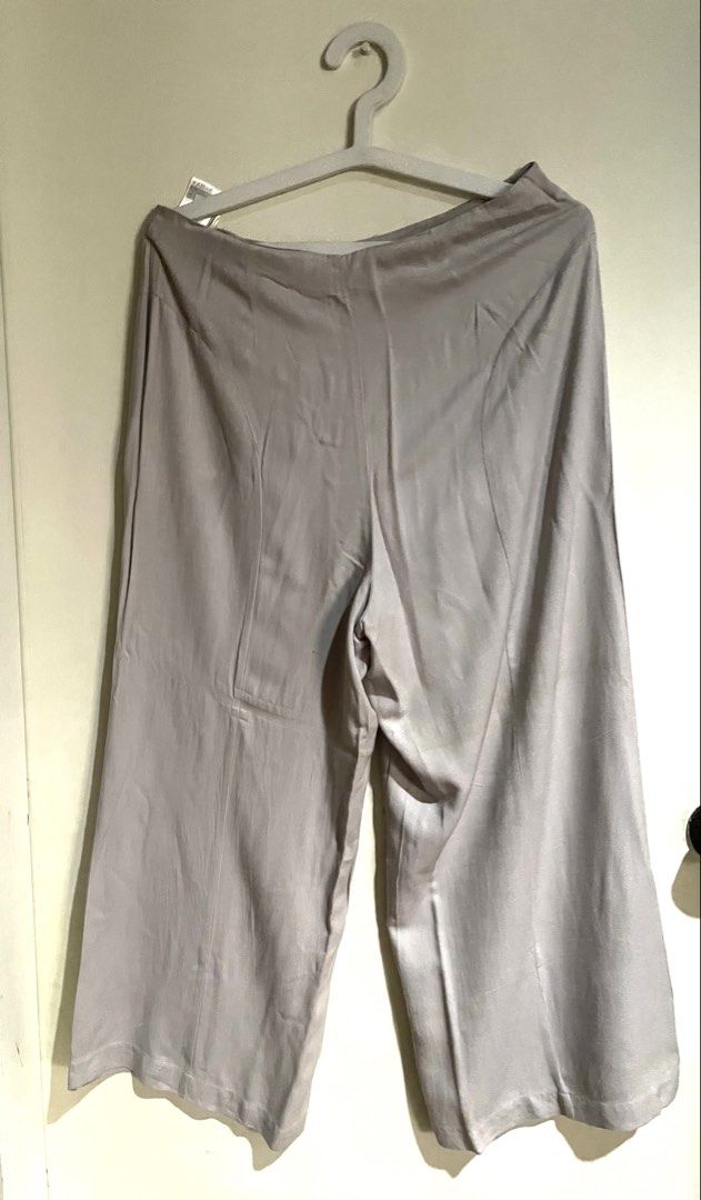 Uniqlo wide leg pants (Category: Other Bottoms) located in Quezon City. Submitted by itgsta (Listing ID 1468295675, Image 2). Description: - Brand/Collab: Uniqlo and H+ - Color: beige - Style: Wide leg with a comfortable flowy drape - Material: 100% Rayon - Size (Tag): Waist 73cm, Hips 99cm Approx measurement 15” across waist Length 35” .
