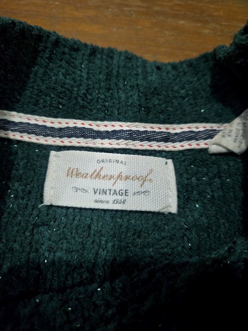 Unisex Vintage Knitted Sweater (Category: Others Tops) located in Manila. Submitted by oki.ukay (Listing ID 1468403466, Image 2). Description: best fit sizes xs-m women, xs-s men actual color: emerald green.