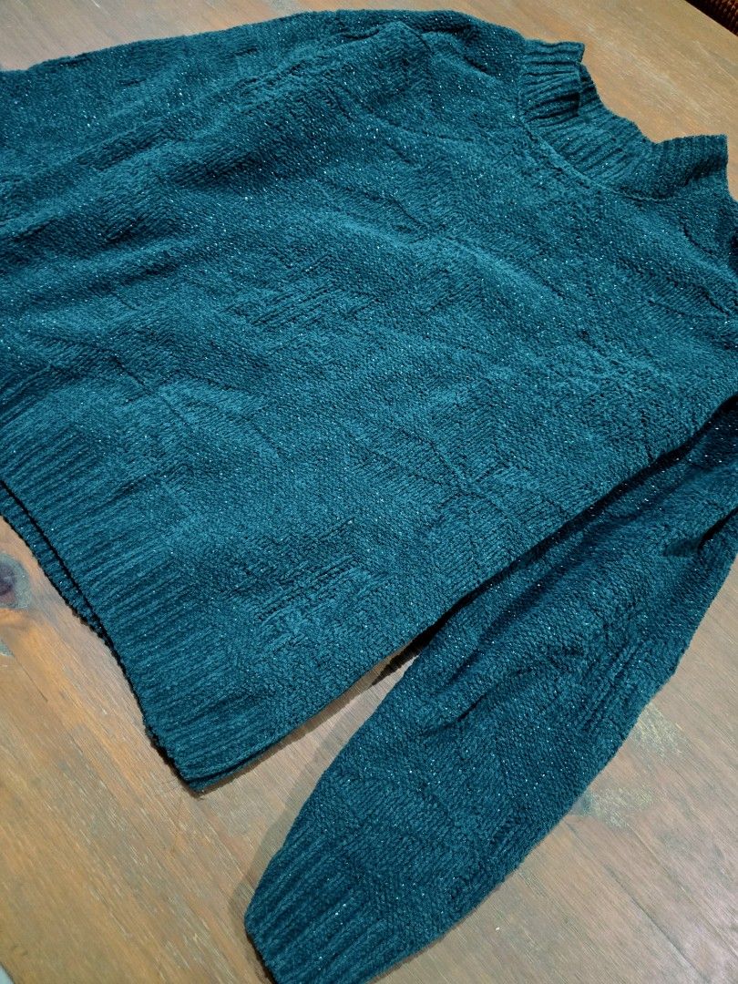 Unisex Vintage Knitted Sweater (Category: Others Tops) located in Manila. Submitted by oki.ukay (Listing ID 1468403466, Image 3). Description: best fit sizes xs-m women, xs-s men actual color: emerald green.
