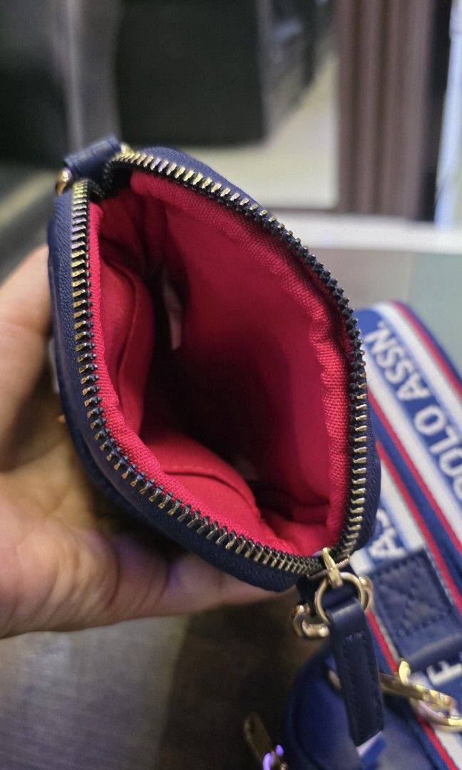 U.S Polo Assn. Phone bag (Category: Cross-body Bags) located in Apalit. Submitted by mjtwicedstyle_de_ap (Listing ID 1468328993, Image 2). Description: Brandnew without tag from US Cute crossbody bag phone bag in navy blue.