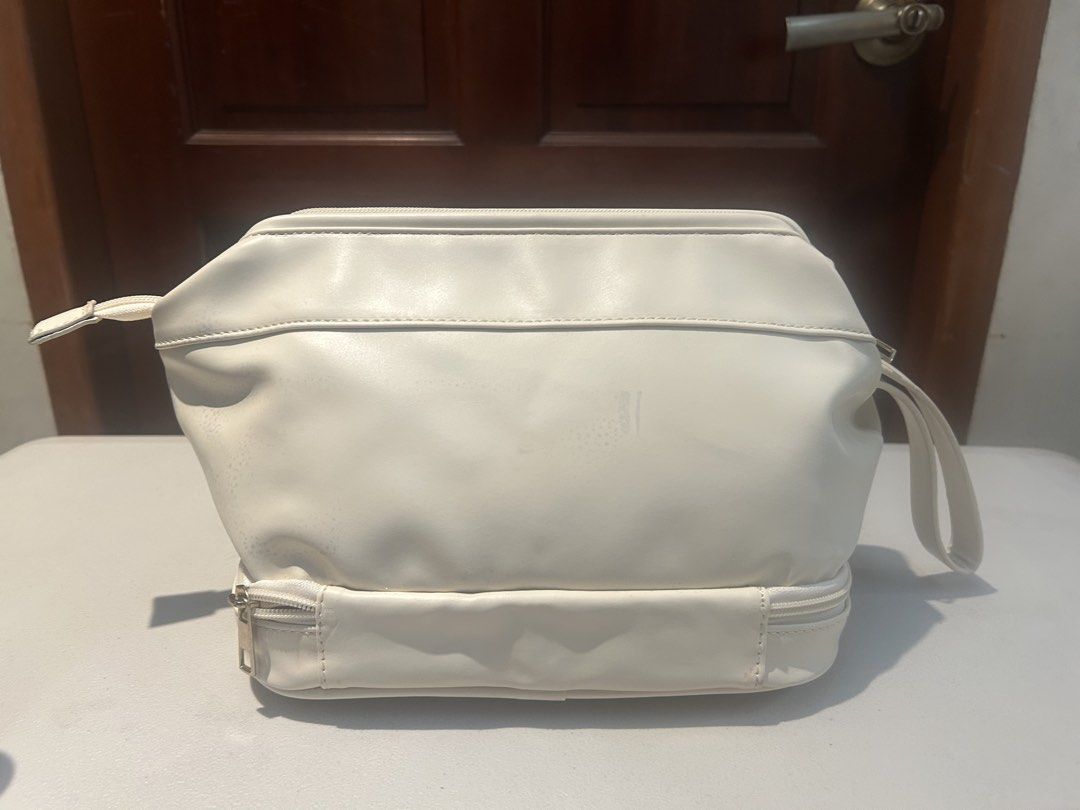 Used toiletry case/bag (Category: Purses & Pouches) located in Imus. Submitted by ms_hoarder (Listing ID 1468481730, Image 2). Description: 9.5 x 6 x 7 inches With bottom compartment that can store make up brushes.