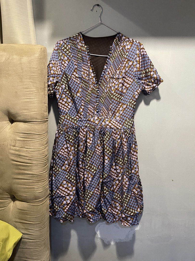 V neck floral midi dress (Category: Dresses) located in Quezon City. Submitted by booktt (Listing ID 1468446472, Image 1). Description: medium .