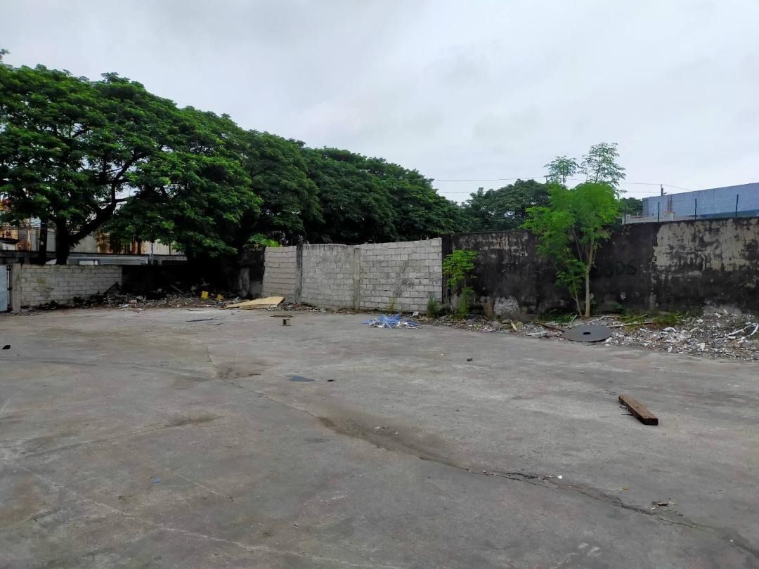 Vacant enclosed industrial land plot for rent (Category: Lot) located in Manila. Submitted by daytona46 (Listing ID 1468292121, Image 3). Description: - Prime open plot space ready for immediate use - Ideal for vehicle parking, material storage, or light industrial setup - Fully secured with high concrete walls and metal security spikes - Flat concrete and dirt ground surface - Features direct access through the perimeter fence boundary - Conveni