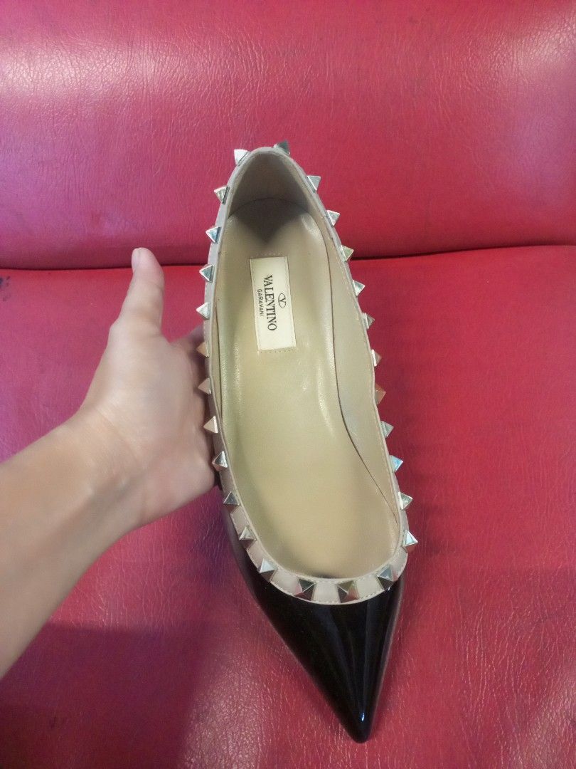 VALENTINO GARAVANI FLATS (Category: Flats & Sandals) located in Bulacan. Submitted by joanagwen (Listing ID 1468328708, Image 1). Description: V@L3NT!N0 G@RAV@N! FLATS With Outsole protector installed na Size 37 on tag,, Keri pa 37.5.
