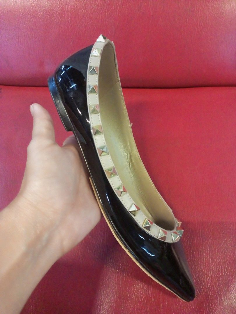 VALENTINO GARAVANI FLATS (Category: Flats & Sandals) located in Bulacan. Submitted by joanagwen (Listing ID 1468328708, Image 3). Description: V@L3NT!N0 G@RAV@N! FLATS With Outsole protector installed na Size 37 on tag,, Keri pa 37.5.