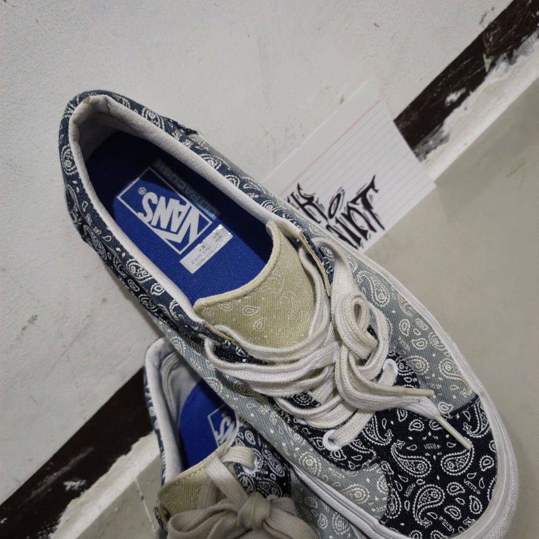 Vans Bold Ni Bandana (Category: Sneakers) located in Manila. Submitted by maksaint.ww (Listing ID 1468341632, Image 2). Description: Unique pair of Vans. Good for daily, skating, casual, streetwear, flexin', etc. No sole seps Still negotiable!.