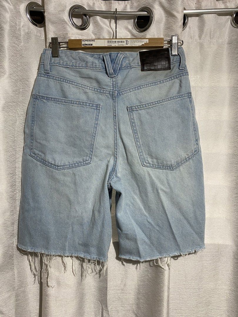 Vans Sirelle Cut-Off Jorts (Category: Shorts) located in Davao. Submitted by VapenDrip (Listing ID 1468356477, Image 2). Description: Vans Sirelle Cut-Off Jorts Unisex Waist 28-29 Length 19.5 Excellet condition Need wash only 650+sf.