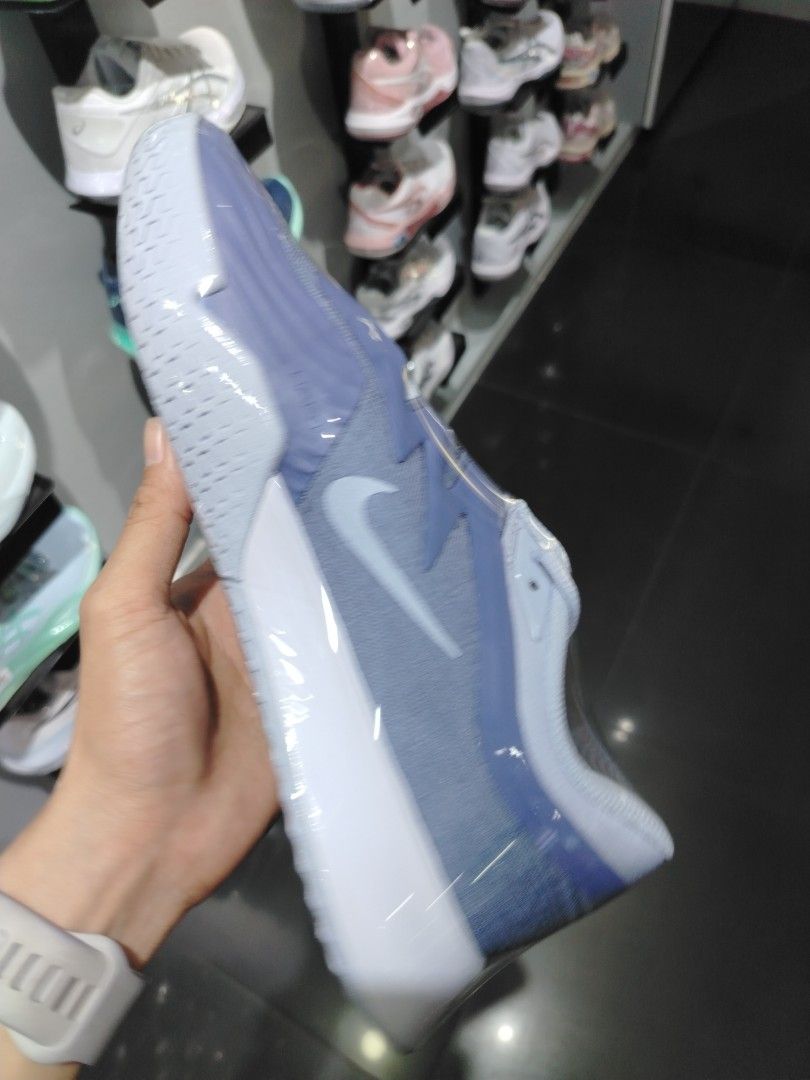 Vapor Pro 3 (Category: Sneakers) located in Quezon City. Submitted by rvnnnnnn (Listing ID 1468330542, Image 3). Description: .