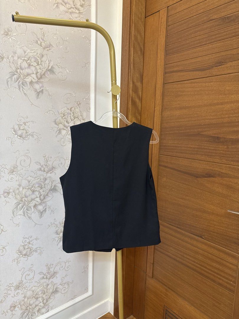 Vest in Black (Category: Sleeveless) located in Quezon City. Submitted by vpauline (Listing ID 1468365886, Image 2). Description: 10/10.