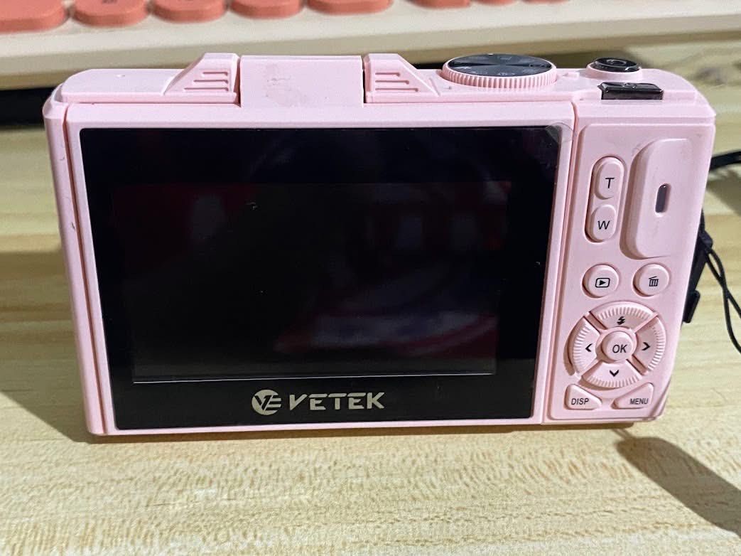 Vetek 8 Digital Camera (Category: Cameras) located in Dumaguete. Submitted by sellie06 (Listing ID 1468464537, Image 2). Description: Used for about a month lang so good as new! RFS: bought a new camera, so this one is barely used na. ✧˖° HIGHLIGHTS & FEATURES ♡ 4K Video | 64MP ♡ Flip Screen (180° rotatable) ♡ Auto-focus ♡ Zoom In/Out Function ♡ WiFi File Transfer ♡ Video-ready ♡ LED Flash 🎁 INCLUSIONS ✔️ Original Box ✔️ 2 Batteries ✔️ 64GB TF C