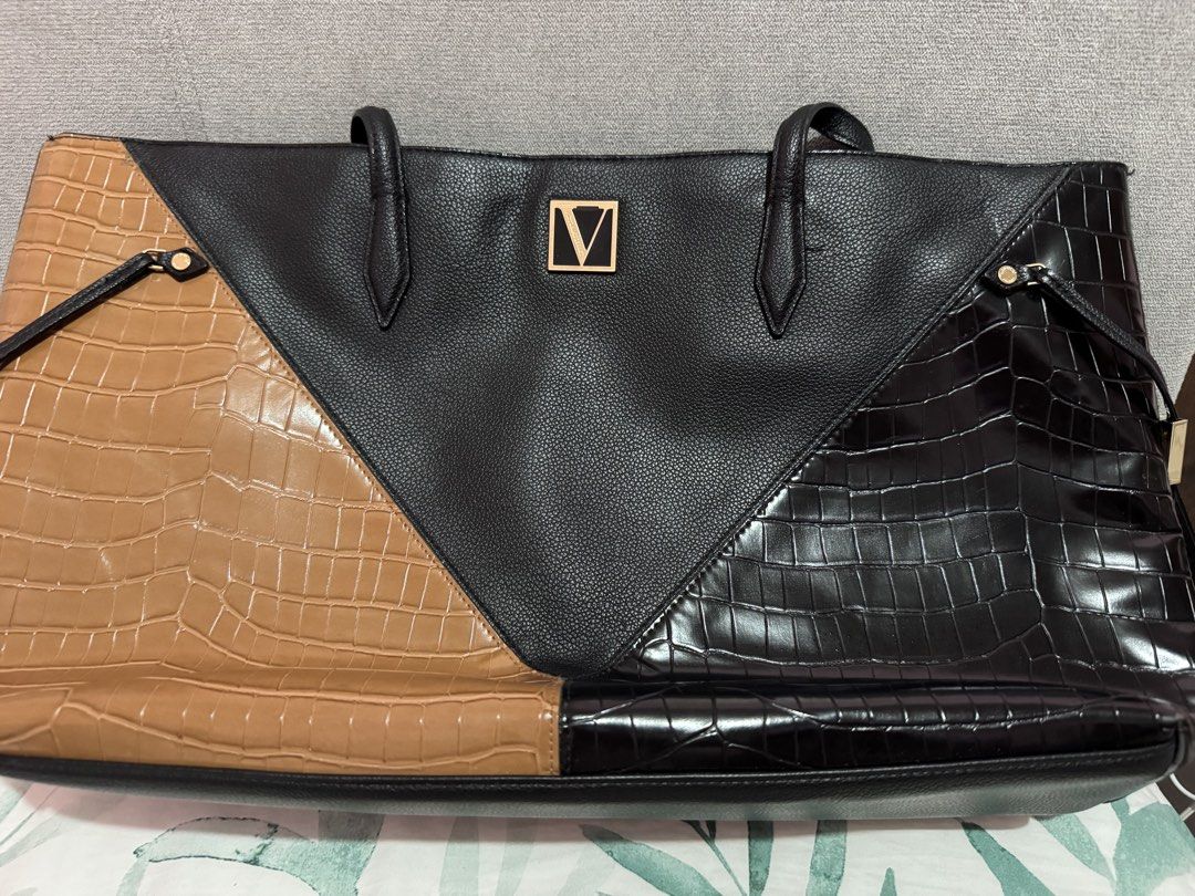Victoria Secret Bag (Category: Shoulder Bags) located in Makati City. Submitted by chariz509 (Listing ID 1468350370, Image 1). Description: RFS Decluttering.