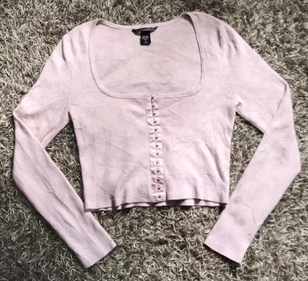 VICTORIA SECRET SQUARE NECK (Category: Longsleeves) located in Kitcharao. Submitted by ialyga08 (Listing ID 1468287447, Image 1). Description: This is a light pink Victoria's Secret square-neck, long-sleeve cropped corset sweater top featuring a front hook-and-eye/button placket.
