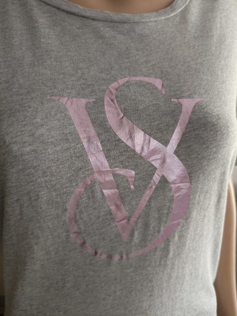 Victoria's Secret (Category: Shirts) located in Siniloan. Submitted by wingedwardrobe (Listing ID 1468328248, Image 2). Description: 📢 𝐒𝐇𝐎𝐏 𝐑𝐄𝐌𝐈𝐍𝐃𝐄𝐑𝐒 📢 - 𝐒𝐢𝐳𝐞𝐬 𝐚𝐫𝐞 𝐚𝐩𝐩𝐫𝐨𝐱𝐢𝐦𝐚𝐭𝐞. 𝐏𝐥𝐞𝐚𝐬𝐞 𝐦𝐚𝐧𝐚𝐠𝐞 𝐲𝐨𝐮𝐫 𝐞𝐱𝐩𝐞𝐜𝐭𝐚𝐭𝐢𝐨𝐧𝐬. - 𝐂𝐨𝐥𝐨𝐫𝐬 𝐦𝐚𝐲 𝐬𝐥𝐢𝐠𝐡𝐭𝐥𝐲 𝐯𝐚𝐫𝐲 𝐝𝐮𝐞 𝐭𝐨 𝐥𝐢𝐠𝐡𝐭𝐢𝐧𝐠 𝐚𝐧𝐝 𝐬𝐜𝐫𝐞𝐞𝐧 𝐬𝐞𝐭𝐭𝐢𝐧𝐠𝐬. - 𝐖𝐫𝐢𝐧𝐤𝐥𝐞𝐝 𝐝𝐮𝐞 𝐭𝐨 𝐛𝐚𝐥𝐞 𝐩𝐚𝐜𝐤𝐚𝐠𝐢𝐧𝐠. - �
