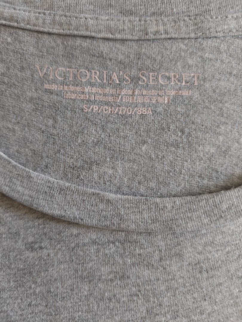 Victoria's Secret (Category: Shirts) located in Siniloan. Submitted by wingedwardrobe (Listing ID 1468328248, Image 3). Description: 📢 𝐒𝐇𝐎𝐏 𝐑𝐄𝐌𝐈𝐍𝐃𝐄𝐑𝐒 📢 - 𝐒𝐢𝐳𝐞𝐬 𝐚𝐫𝐞 𝐚𝐩𝐩𝐫𝐨𝐱𝐢𝐦𝐚𝐭𝐞. 𝐏𝐥𝐞𝐚𝐬𝐞 𝐦𝐚𝐧𝐚𝐠𝐞 𝐲𝐨𝐮𝐫 𝐞𝐱𝐩𝐞𝐜𝐭𝐚𝐭𝐢𝐨𝐧𝐬. - 𝐂𝐨𝐥𝐨𝐫𝐬 𝐦𝐚𝐲 𝐬𝐥𝐢𝐠𝐡𝐭𝐥𝐲 𝐯𝐚𝐫𝐲 𝐝𝐮𝐞 𝐭𝐨 𝐥𝐢𝐠𝐡𝐭𝐢𝐧𝐠 𝐚𝐧𝐝 𝐬𝐜𝐫𝐞𝐞𝐧 𝐬𝐞𝐭𝐭𝐢𝐧𝐠𝐬. - 𝐖𝐫𝐢𝐧𝐤𝐥𝐞𝐝 𝐝𝐮𝐞 𝐭𝐨 𝐛𝐚𝐥𝐞 𝐩𝐚𝐜𝐤𝐚𝐠𝐢𝐧𝐠. - �