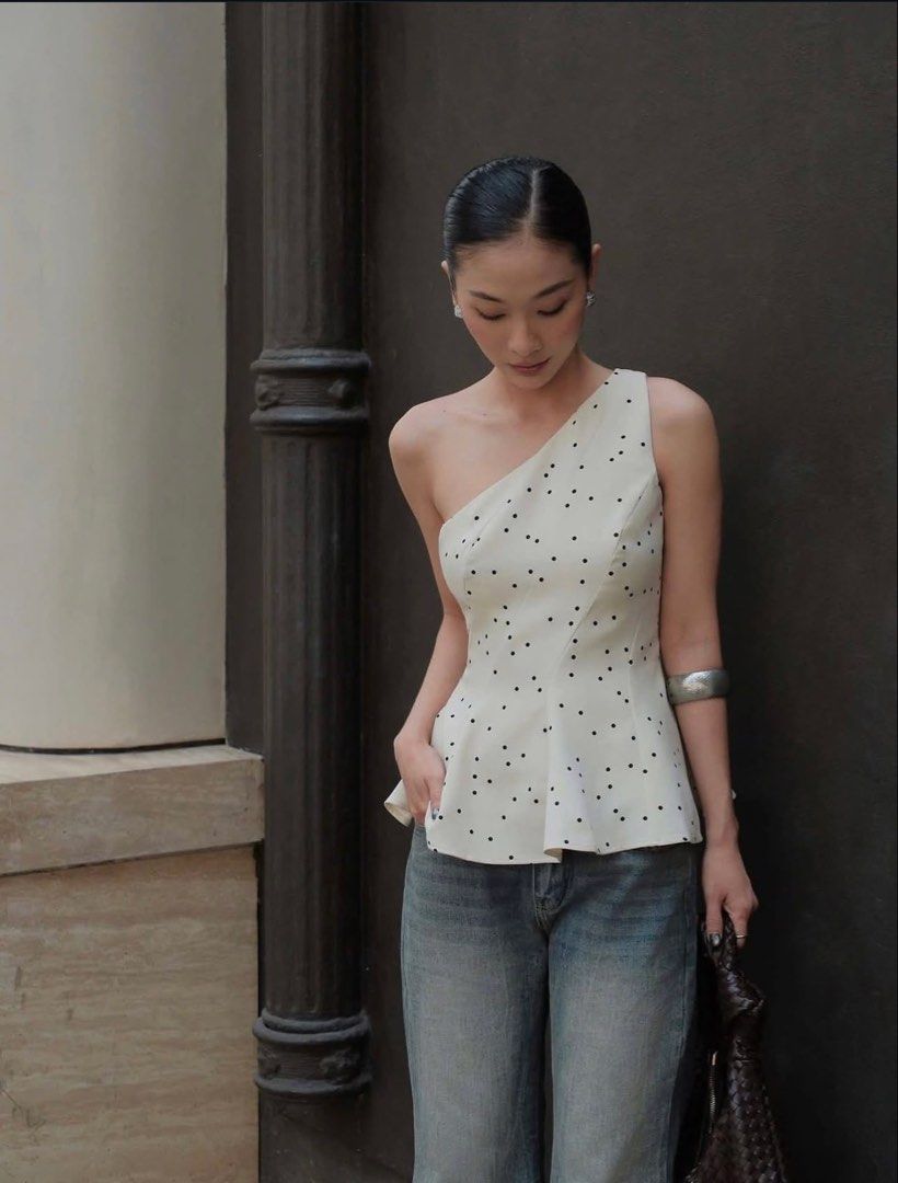 VIETNAM TOP Nice fabric and quality (MEDIUM) (Category: Sleeveless) located in Manila. Submitted by salesscout (Listing ID 1468349580, Image 2). Description: THIS IS USED ONCE!!! medyo sikip sa kili kili ko kaya let go na best fit small to semi med.