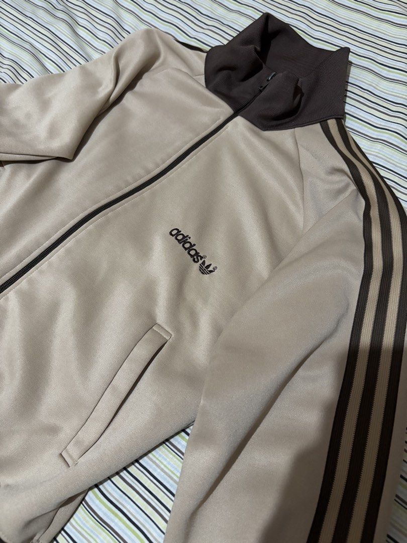 vintage adidas Descente / ADS-4F (Category: Coats, Jackets and Outerwear) located in Paranaque City. Submitted by mj.oha (Listing ID 1468395742, Image 1). Description: selling my vintage adidas Descente / ADS-4F jacket fits small-medium for women.