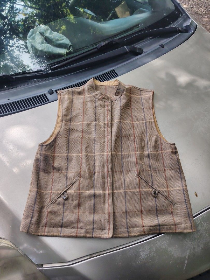 Vintage Burberry Vest (Category: Coats, Jackets and Outerwear) located in San Jose. Submitted by mickogapas67563 (Listing ID 1468317262, Image 1). Description: Vintage Burberry Vest.