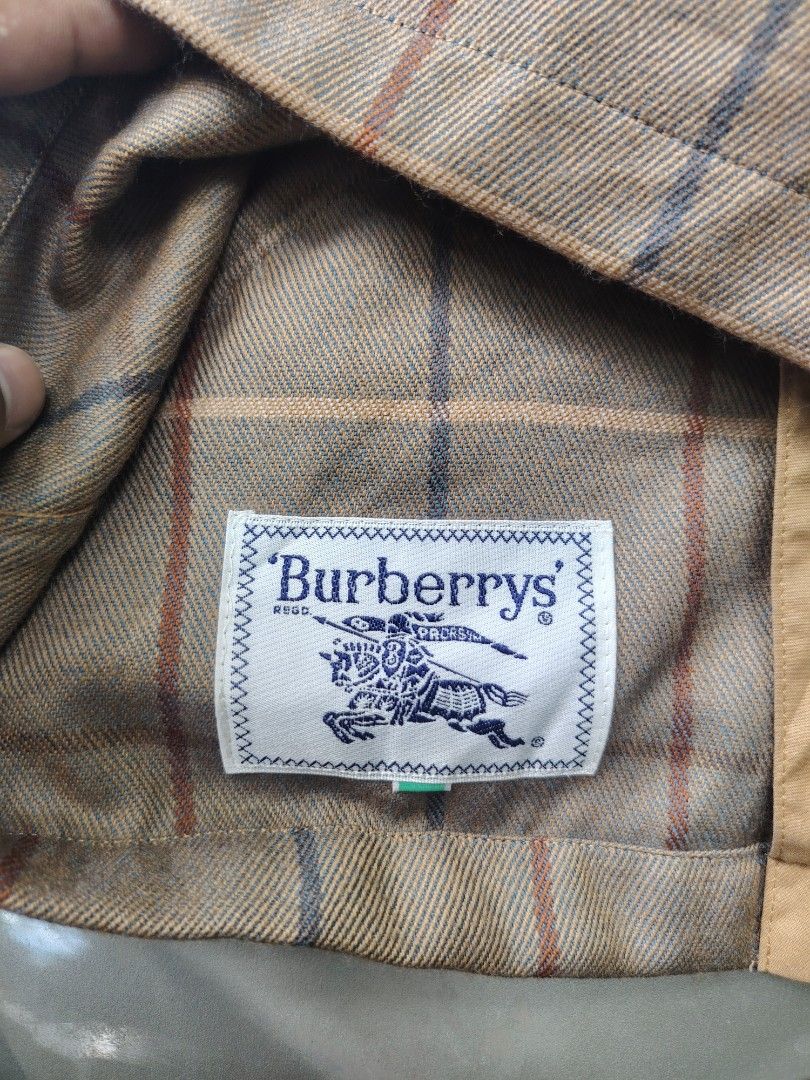 Vintage Burberry Vest (Category: Coats, Jackets and Outerwear) located in San Jose. Submitted by mickogapas67563 (Listing ID 1468317262, Image 3). Description: Vintage Burberry Vest.