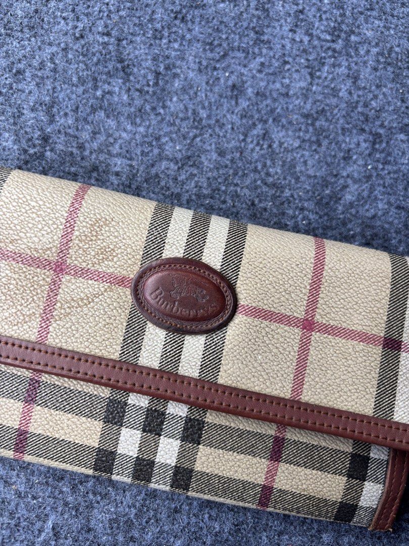 Vintage burberry wallet (Category: Wallets & Card holders) located in Manila. Submitted by austinace04 (Listing ID 1468287362, Image 2). Description: Excellent Condition 9.8/10 Color rate No any issue or hidden issue sariwa condition pwede sa maselan.