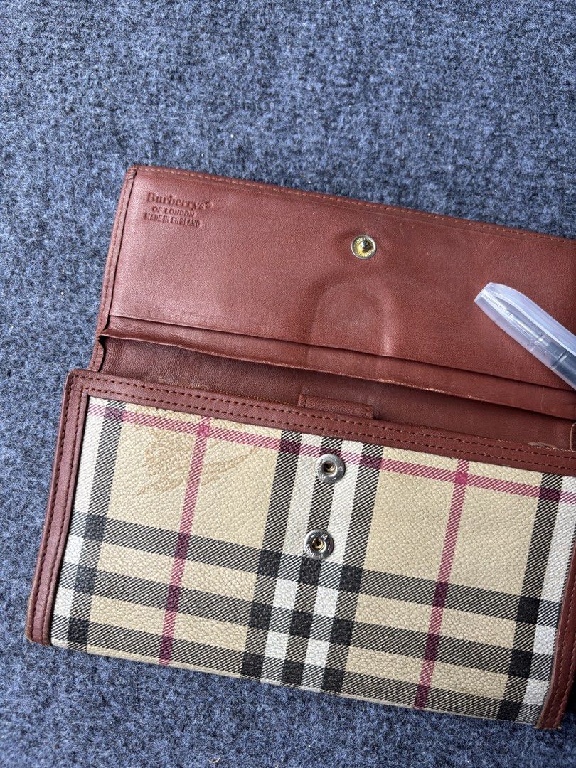 Vintage burberry wallet (Category: Wallets & Card holders) located in Manila. Submitted by austinace04 (Listing ID 1468287362, Image 3). Description: Excellent Condition 9.8/10 Color rate No any issue or hidden issue sariwa condition pwede sa maselan.