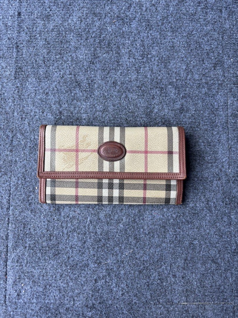 Vintage burberry wallet (Category: Wallets & Card holders) located in Manila. Submitted by austinace04 (Listing ID 1468287362, Image 1). Description: Excellent Condition 9.8/10 Color rate No any issue or hidden issue sariwa condition pwede sa maselan.