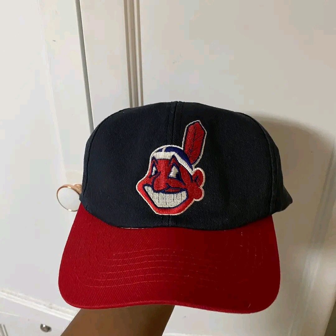 Vintage Cleveland Indians OG Logo (Category: Caps & Hats) located in Manila. Submitted by bidgeyow20688 (Listing ID 1468346130, Image 1). Description: good condition issue minimal discoloration sa ilalim ng brim parañaque loc jnt or lalamove.