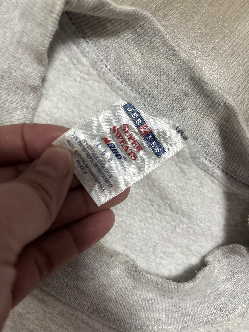 Vintage Crewneck (Category: Coats, Jackets and Outerwear) located in Cavite. Submitted by cesxyyylll (Listing ID 1468398833, Image 2). Description: .
