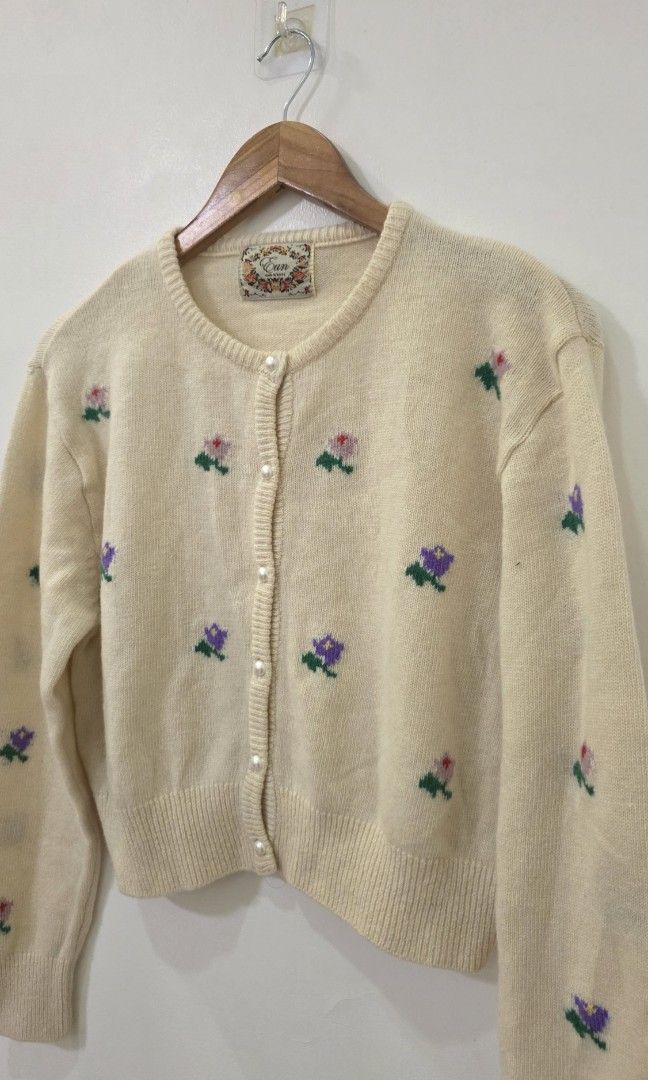 Vintage Flower Button Cardigan (Category: Coats, Jackets and Outerwear) located in Antipolo. Submitted by chimmychoo (Listing ID 1468447694, Image 3). Description: THRIFTED 🌼 SIZE: S-M.