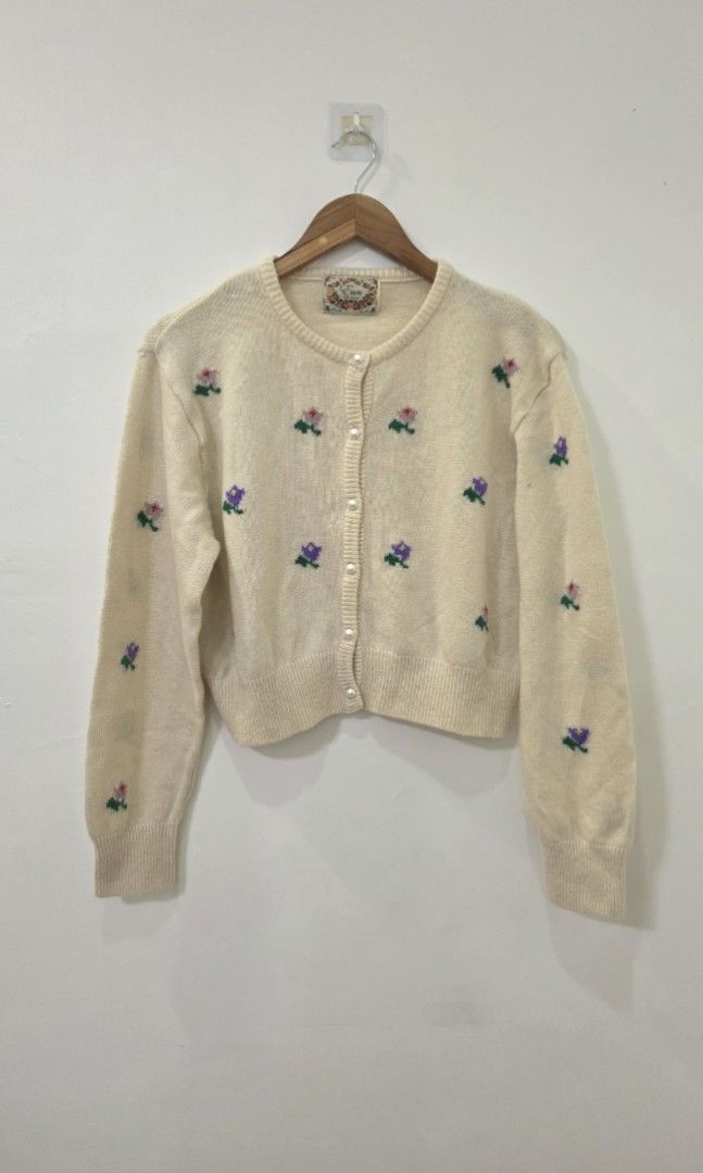 Vintage Flower Button Cardigan (Category: Coats, Jackets and Outerwear) located in Antipolo. Submitted by chimmychoo (Listing ID 1468447694, Image 1). Description: THRIFTED 🌼 SIZE: S-M.