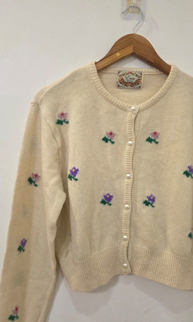 Vintage Flower Button Cardigan (Category: Coats, Jackets and Outerwear) located in Antipolo. Submitted by chimmychoo (Listing ID 1468447694, Image 2). Description: THRIFTED 🌼 SIZE: S-M.