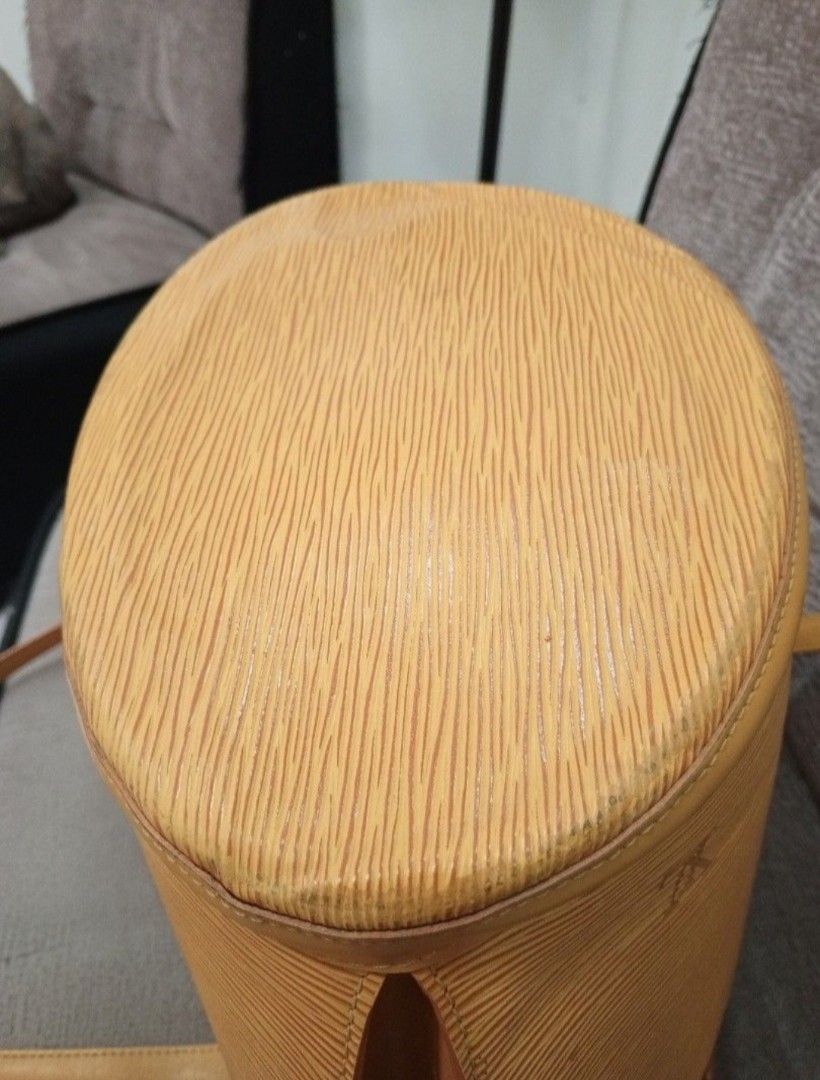 Vintage Louis Vuitton Bag (Category: Luxury Bags & Wallets) located in Tarlac. Submitted by abborns (Listing ID 1468321927, Image 2). Description: -Has minimal scuffing on the corners, scratches on the leather & tarnished zipper puller; Otherwise, excellent. -Personal preloved (First owner) -No other inclusions -RFS: No longer using it (nakatambak lang) Mop GCASH Mod J&T Loc Tarlac City.