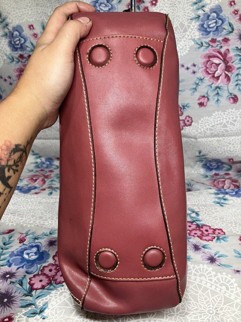 VINTAGE NINE WEST SHOULDER BAG (Category: Shoulder Bags) located in General Mariano Alvarez. Submitted by adonid (Listing ID 1468304847, Image 3). Description: VINTAGE NINE WEST SHOULDER BAG GOOD CONDITION NORMAL SIGN OF USAGE ONLY .