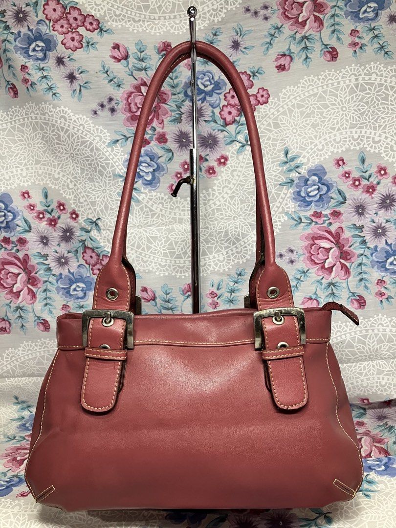 VINTAGE NINE WEST SHOULDER BAG (Category: Shoulder Bags) located in General Mariano Alvarez. Submitted by adonid (Listing ID 1468304847, Image 1). Description: VINTAGE NINE WEST SHOULDER BAG GOOD CONDITION NORMAL SIGN OF USAGE ONLY .