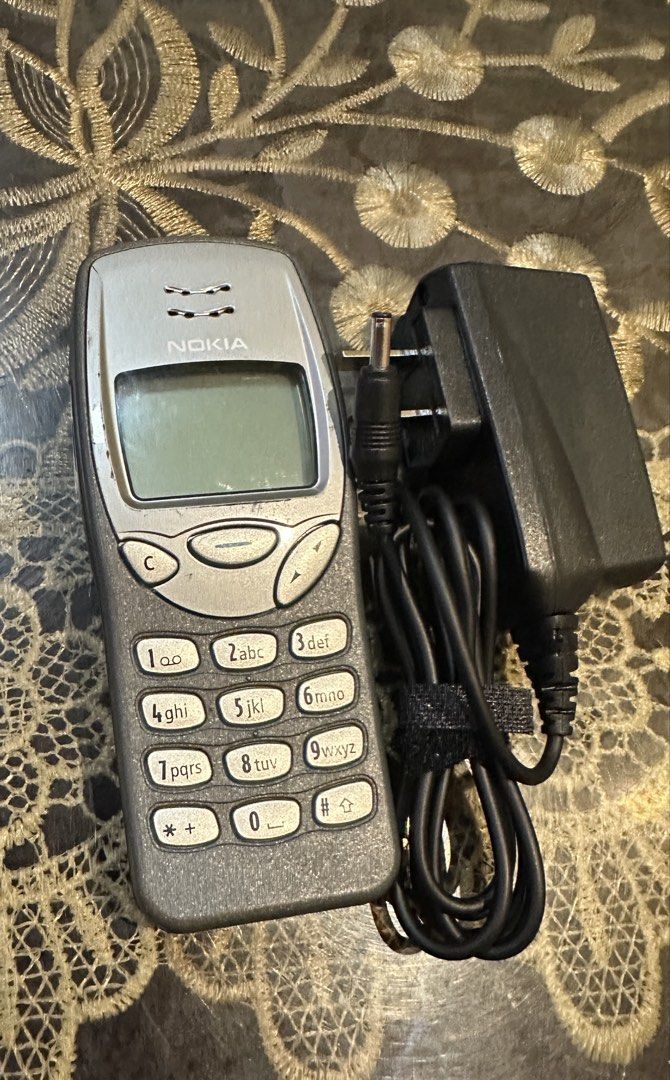 VINTAGE NOKIA 3210 (Category: Early Generation Mobile Phones) located in Manila. Submitted by alexanderf49563 (Listing ID 1468284215, Image 1). Description: VINTAGE NOKIA 3210 NO ISSUE OPENLINE ANY SIM PWEDE! WITH CHARGER NA!.