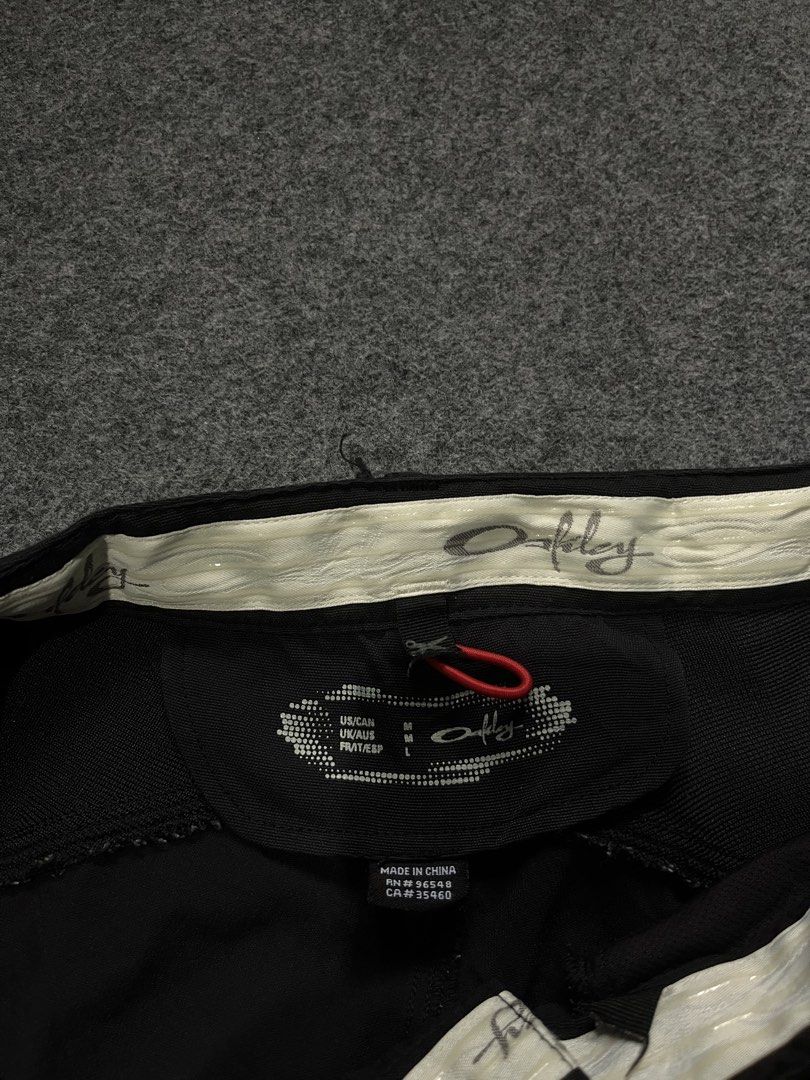 Vintage Oakley short (Category: Shorts) located in Lapu Lapu. Submitted by jhonrener41426 (Listing ID 1468349834, Image 3). Description: Medium Size 32 Length-20 Leg opening-12 Excellent condition Color rate 9.8/10 Authentic Issue none .
