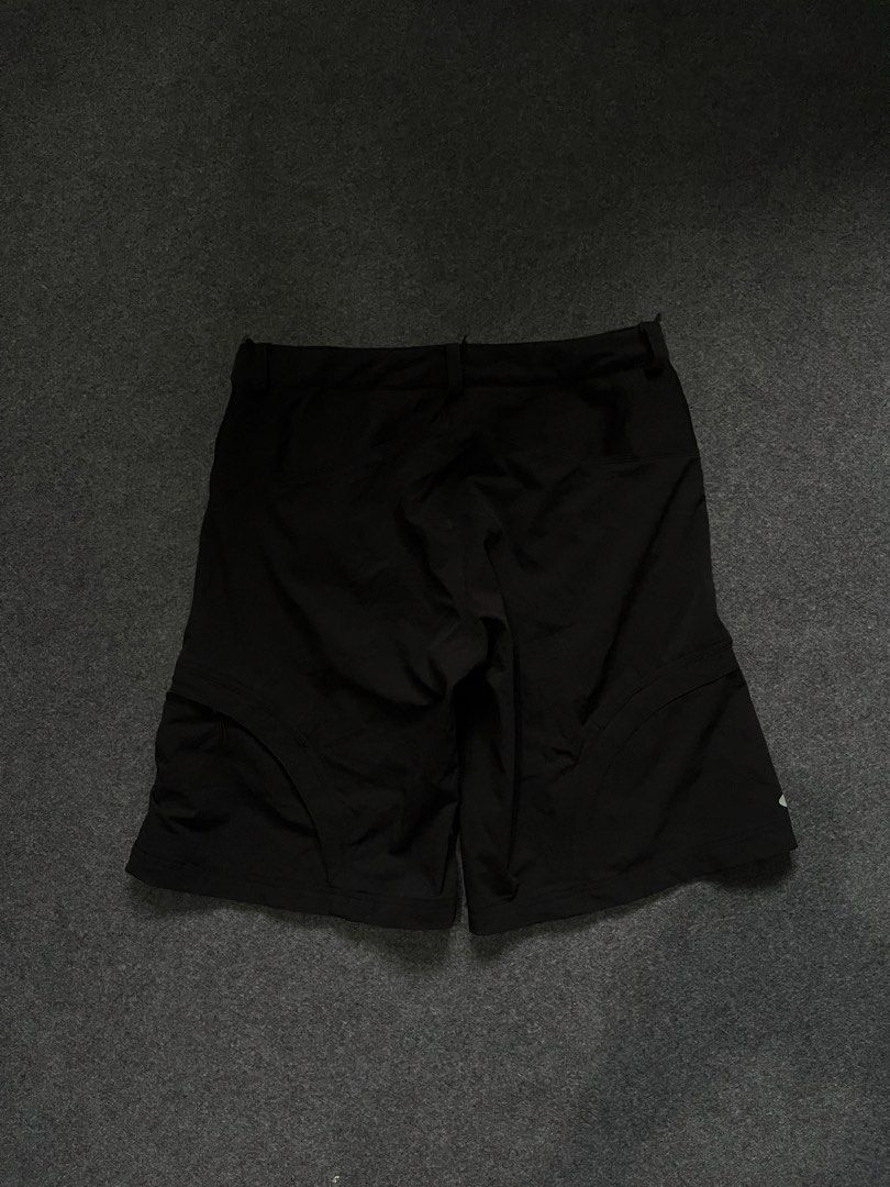Vintage Oakley short (Category: Shorts) located in Lapu Lapu. Submitted by jhonrener41426 (Listing ID 1468349834, Image 2). Description: Medium Size 32 Length-20 Leg opening-12 Excellent condition Color rate 9.8/10 Authentic Issue none .