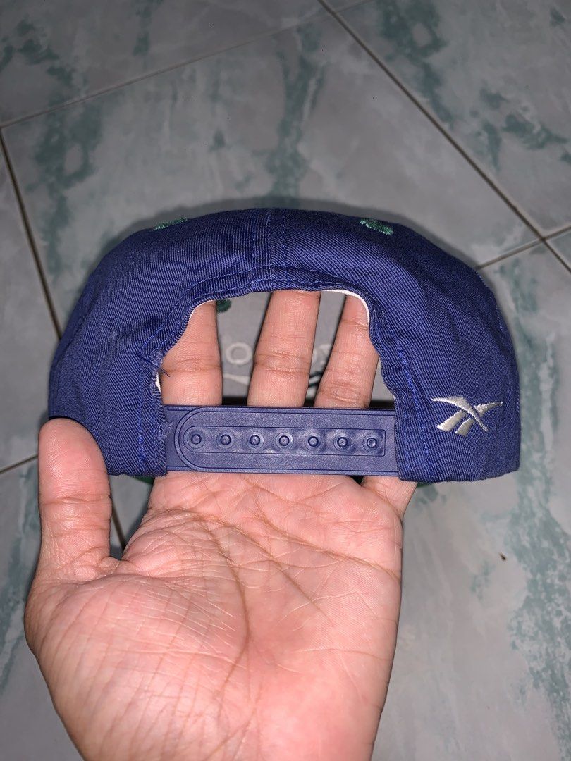 Vintage reebok snapback (Category: Caps & Hats) located in Pasig City. Submitted by thriftnflip1600 (Listing ID 1468462237, Image 3). Description: Color rate: 9/10 Condition: 9/10 Issue: minor scratches on top button (check last pic).