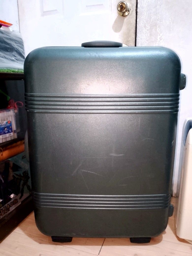 Vintage Samsonite Large Hardcase Luggage (Category: Luggage) located in Dasmarinas. Submitted by michie_olshoppe25 (Listing ID 1468412397, Image 2). Description: .