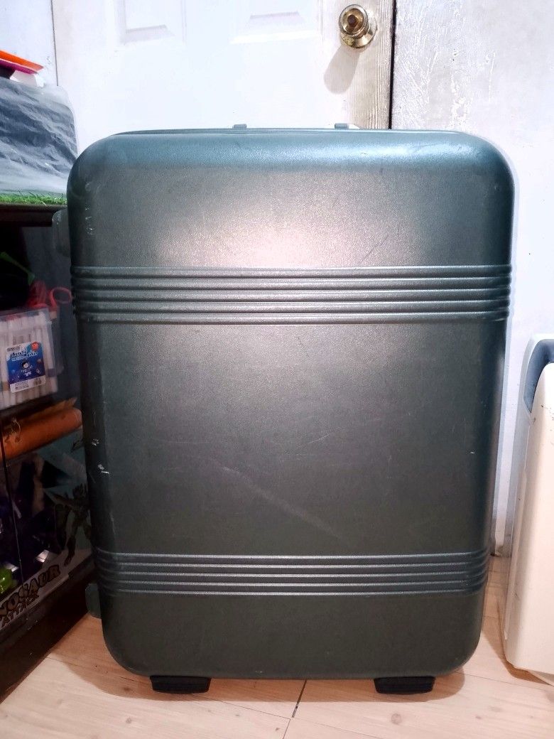 Vintage Samsonite Large Hardcase Luggage (Category: Luggage) located in Dasmarinas. Submitted by michie_olshoppe25 (Listing ID 1468412397, Image 1). Description: .
