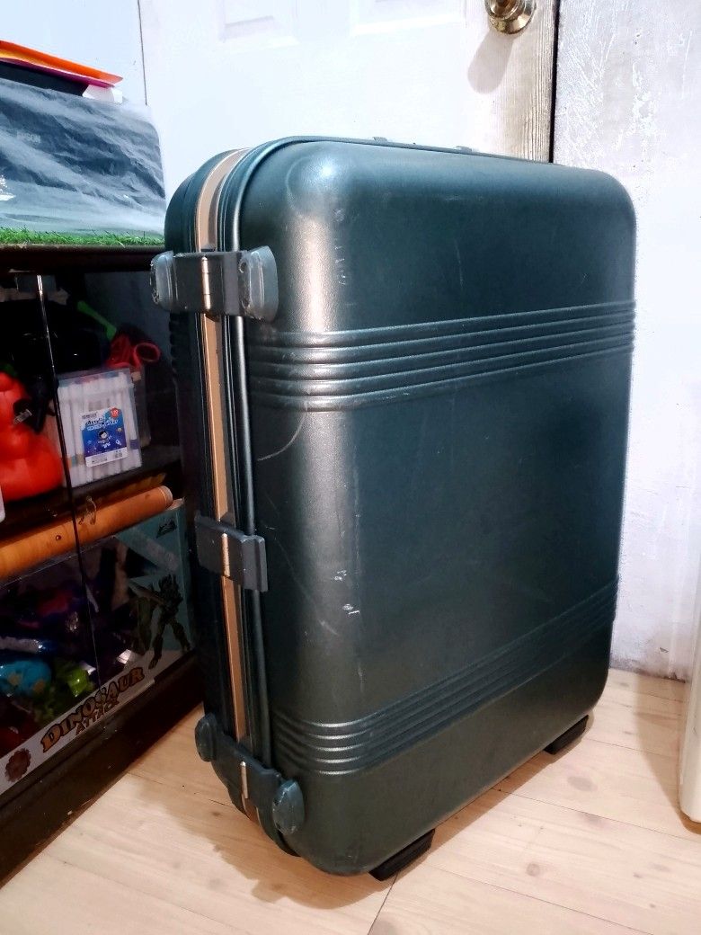 Vintage Samsonite Large Hardcase Luggage (Category: Luggage) located in Dasmarinas. Submitted by michie_olshoppe25 (Listing ID 1468412397, Image 3). Description: .