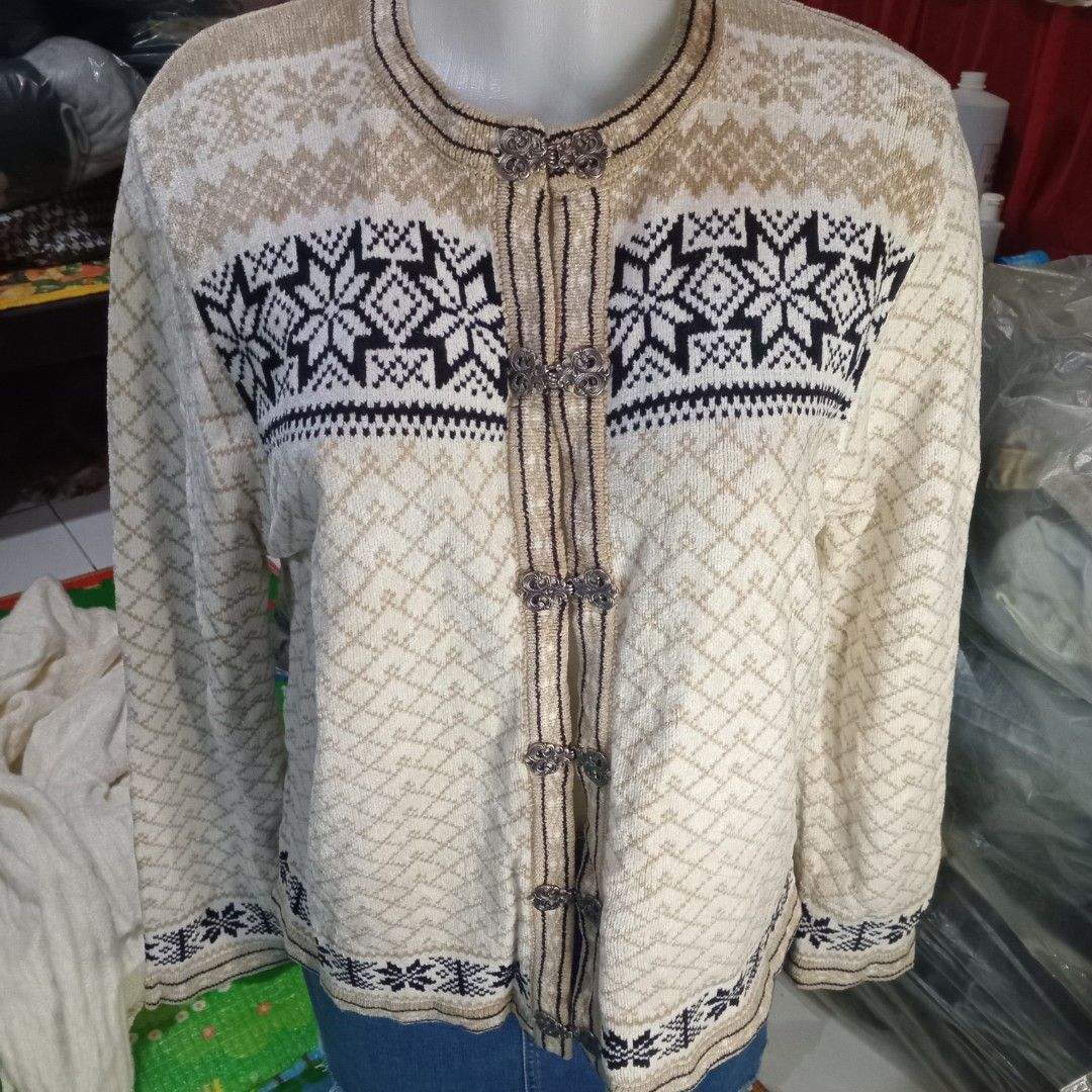 Vintage style botton down cardigan (Category: Coats, Jackets and Outerwear) located in Angono. Submitted by thrifted.fashionshop (Listing ID 1468467031, Image 1). Description: Fit - medium *knitted *round neck *vintage style <COLORS MAY VARY DUE TO LIGHTING> MOP : Gcash only COURIER : Jnt / Lalamove REMINDER : Shipping fee ay hindi kasama sa presyo ng item.