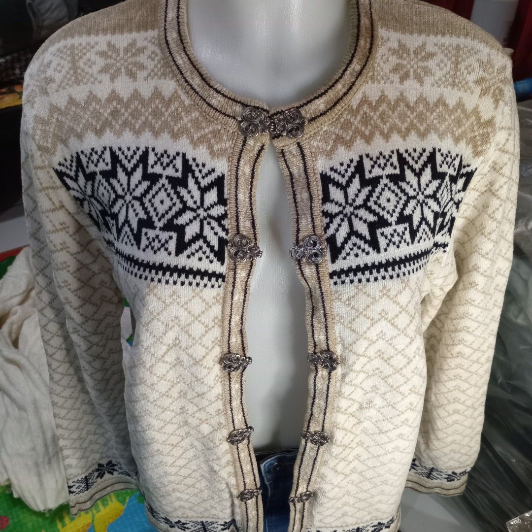 Vintage style botton down cardigan (Category: Coats, Jackets and Outerwear) located in Angono. Submitted by thrifted.fashionshop (Listing ID 1468467031, Image 2). Description: Fit - medium *knitted *round neck *vintage style <COLORS MAY VARY DUE TO LIGHTING> MOP : Gcash only COURIER : Jnt / Lalamove REMINDER : Shipping fee ay hindi kasama sa presyo ng item.