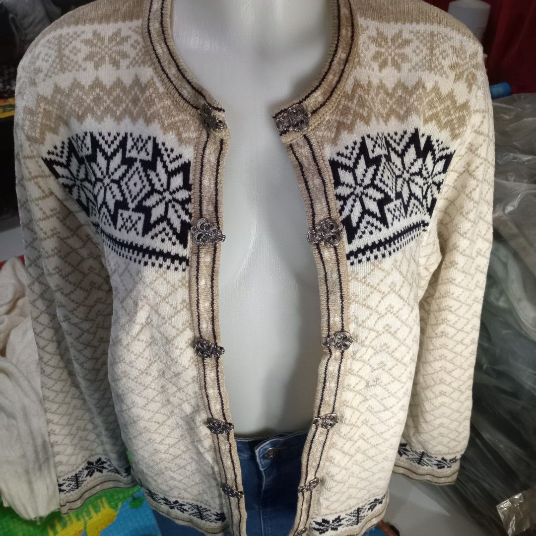 Vintage style botton down cardigan (Category: Coats, Jackets and Outerwear) located in Angono. Submitted by thrifted.fashionshop (Listing ID 1468467031, Image 3). Description: Fit - medium *knitted *round neck *vintage style <COLORS MAY VARY DUE TO LIGHTING> MOP : Gcash only COURIER : Jnt / Lalamove REMINDER : Shipping fee ay hindi kasama sa presyo ng item.