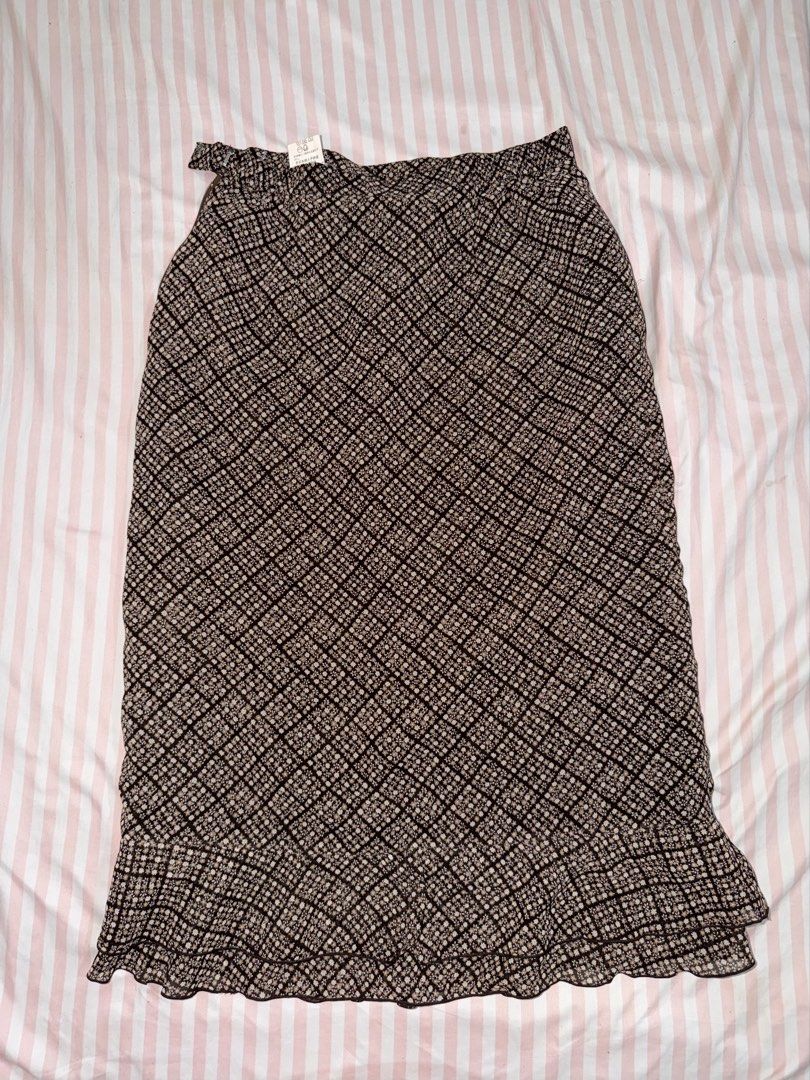 Vintage style brown patterned midi skirt with ruffled hem (Category: Skirts) located in Taguig. Submitted by deguzmanke83356 (Listing ID 1468362046, Image 1). Description: - Brown midi skirt with geometric floral print - Lightweight and flowy fabric with a ruffled hem - Fitted waistband with a small side tag - Easy to pair with basic tops for casual wear - Comfortable drape and movement.