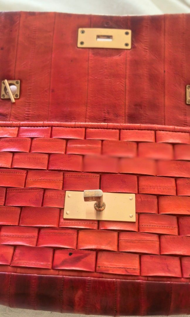 Vintage TIme leather orange chain Bag (Category: Shoulder Bags) located in Tuguegarao City. Submitted by zenphoenix-7ad615 (Listing ID 1468338342, Image 1). Description: Pretty in actual orange chain bag.