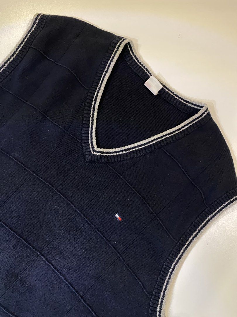 Vintage tommy jeans knitted vest (Category: Vests) located in Iloilo. Submitted by joren_ian (Listing ID 1468306446, Image 2). Description: Tommy jeans knitted vest Size:XXL fit to xl Dimes (Length×Width):28x25 ₱500 Condition:like new Issue:none.