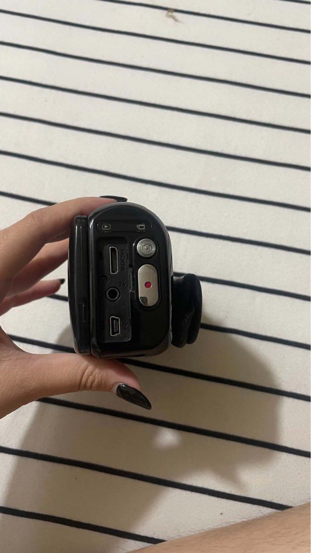 Vintage videocam (Category: Video Cameras) located in Manila. Submitted by ducletteristtt_ (Listing ID 1468353098, Image 3). Description: .