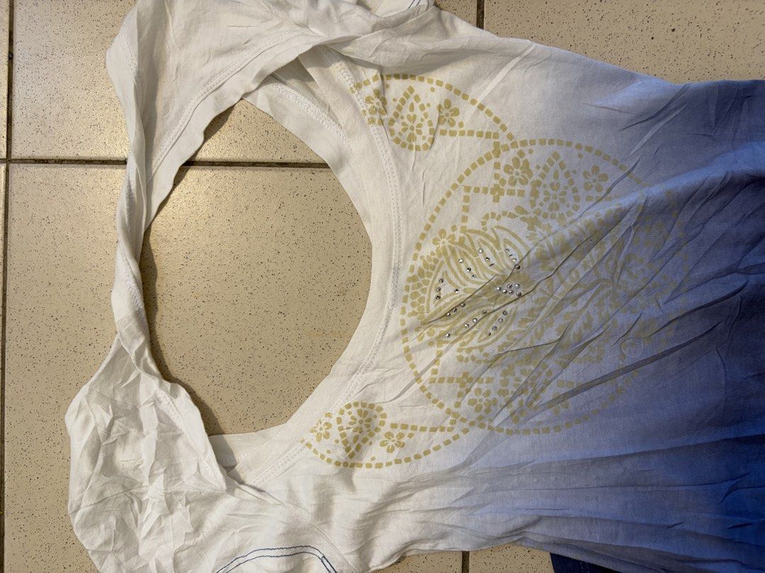 Vintage Y2K Guess tshirt (Category: Luxury Apparel) located in Roxas City. Submitted by rglnos (Listing ID 1468288005, Image 2). Description: .
