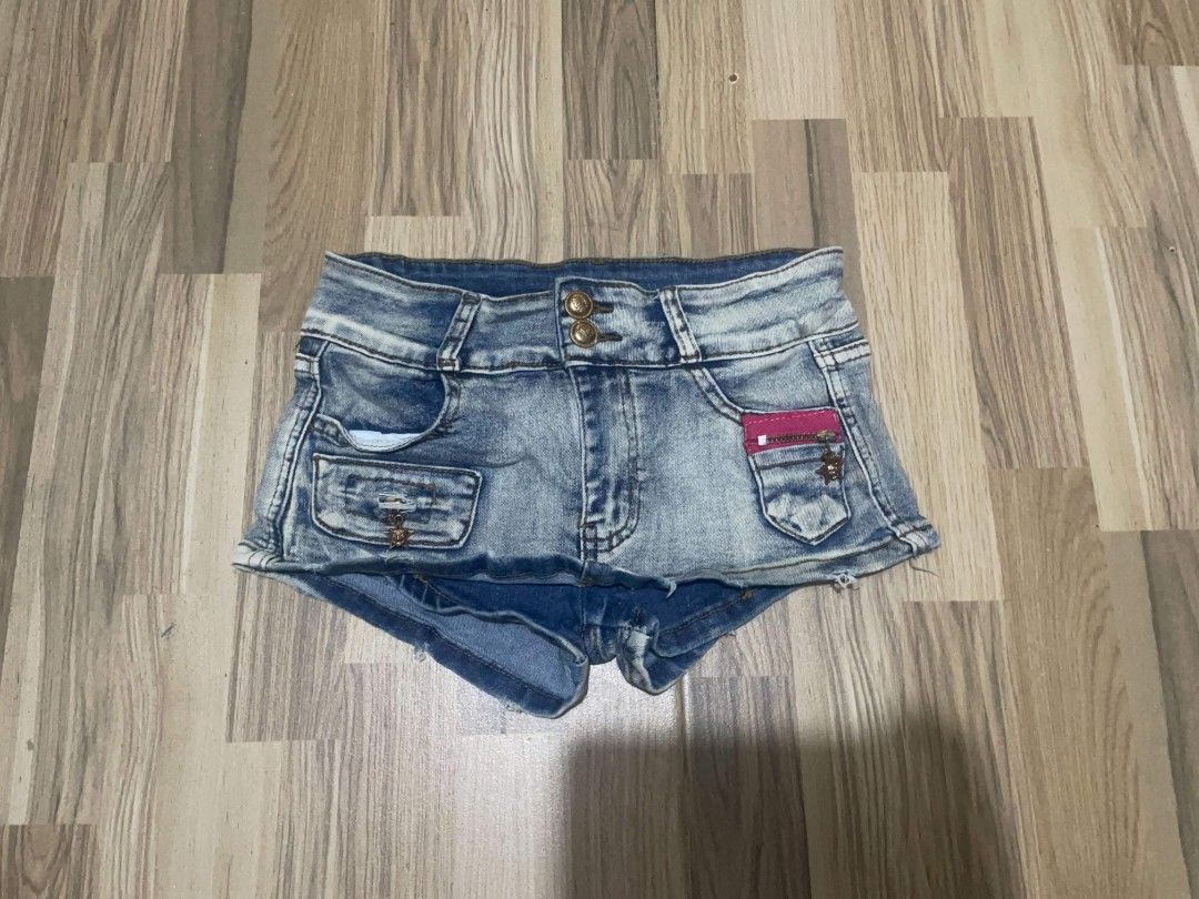 Vintage y2k MiNi Skort (Category: Shorts) located in San Pedro. Submitted by r.vynarchive (Listing ID 1468383073, Image 1). Description: size 24-25 Length 7 •Good condition &Dm to claim and for deets.